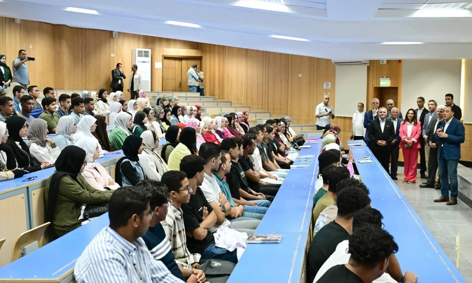 رئيس الوزراء يتفقد جامعة السويس الأهلية رئيس الوزراء يتفقد جامعة السويس الأهلية