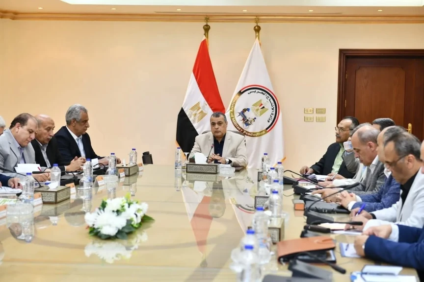 وزير الدولة للإنتاج الحربى يتابع مع رؤساء الشركات موقف المشروعات الجارى تنفيذها وزير الدولة للإنتاج الحربى يتابع مع رؤساء الشركات موقف المشروعات الجارى تنفيذها