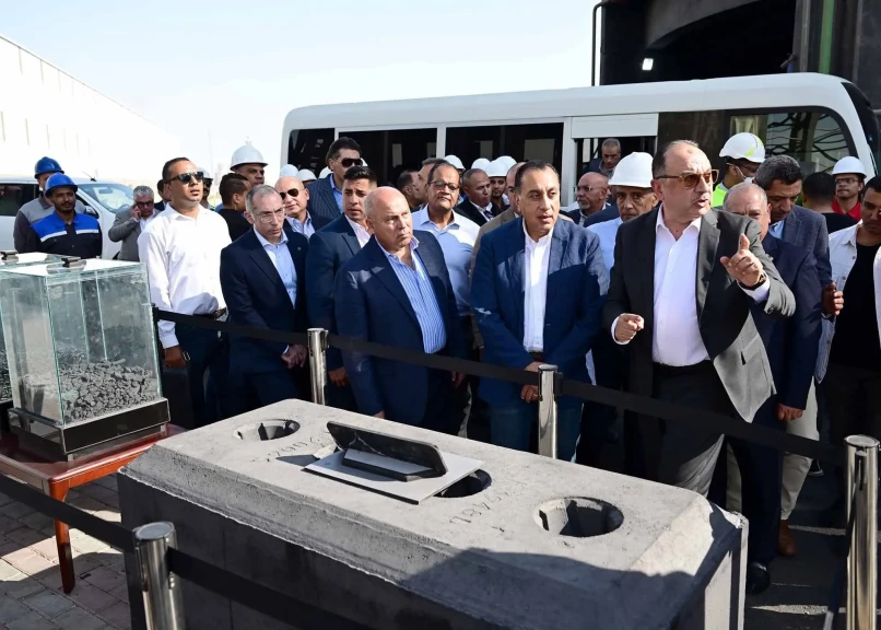 رئيس الوزراء يتفقد مراحل الإنتاج بمصنع الشركة المصرية لبلوكات الأنود الكربونية بالسخنة رئيس الوزراء يتفقد مراحل الإنتاج بمصنع الشركة المصرية لبلوكات الأنود الكربونية بالسخنة