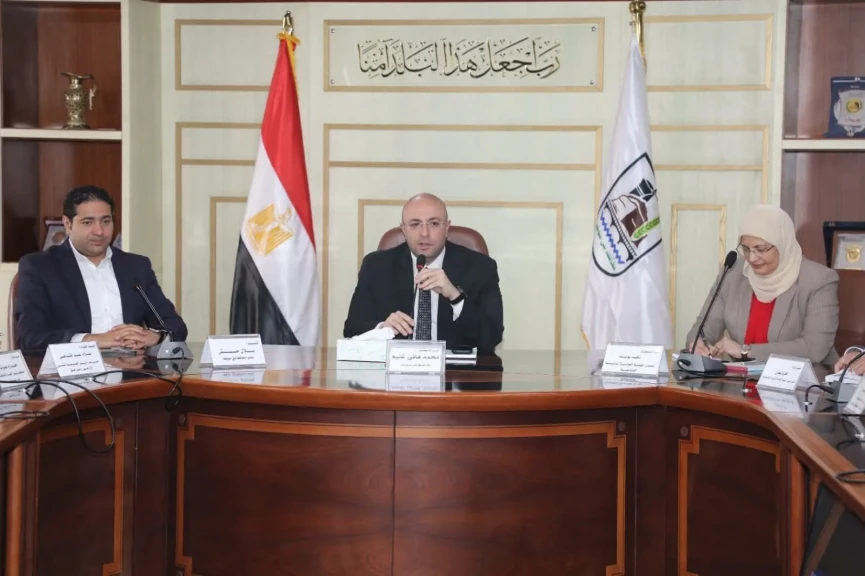 محافظ بني سويف يبحث مع وفد من وزارة الصناعة وهيئة التنمية الصناعية... محافظ بني سويف يبحث مع وفد من وزارة الصناعة وهيئة التنمية الصناعية  آليات تطوير المناطق الصناعية