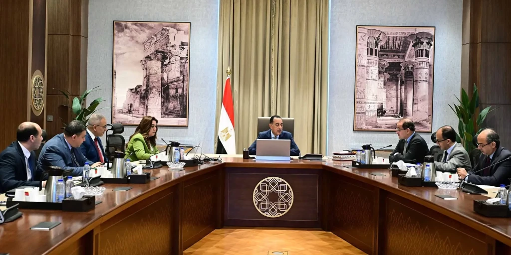 رئيس الوزراء يتابع عددا من الملفات المشتركة بين ”التنمية المحلية” و”المالية” رئيس الوزراء يتابع عددا من الملفات المشتركة بين ”التنمية المحلية” و”المالية”