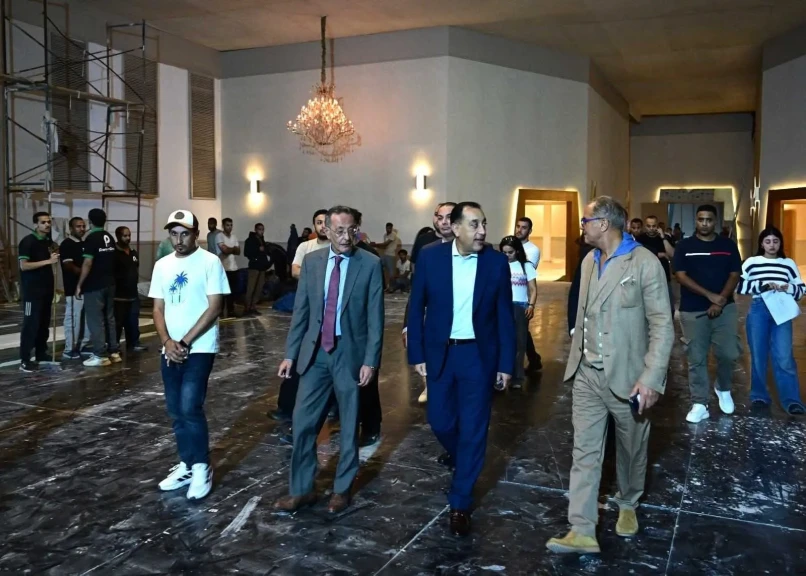 جولة ليلية لرئيس الوزراء لمتابعة الترتيبات والتجهيزات النهائية للاحتفال الرسمي بافتتاح المتحف... جولة ليلية لرئيس الوزراء لمتابعة الترتيبات والتجهيزات النهائية للاحتفال الرسمي بافتتاح المتحف المصري الكبير
