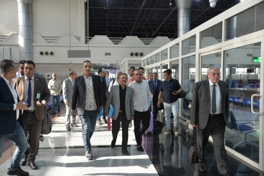 محافظ أسيوط يستقبل الرحلة الجوية المنتظمة بين القاهرة وأسيوط محافظ أسيوط يستقبل الرحلة الجوية المنتظمة بين القاهرة وأسيوط