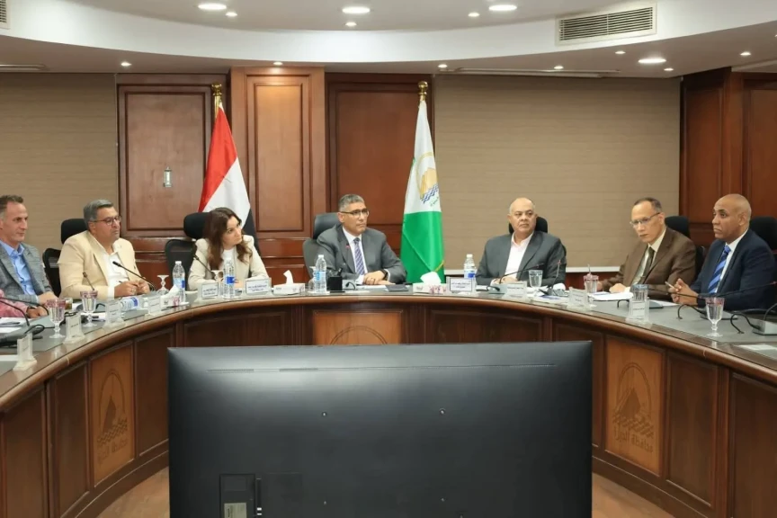 محافظ الجيزة يعقد اللقاء الأسبوعي لبحث شكاوى المواطنين بعدد من الأحياء محافظ الجيزة يعقد اللقاء الأسبوعي لبحث شكاوى المواطنين بعدد من الأحياء