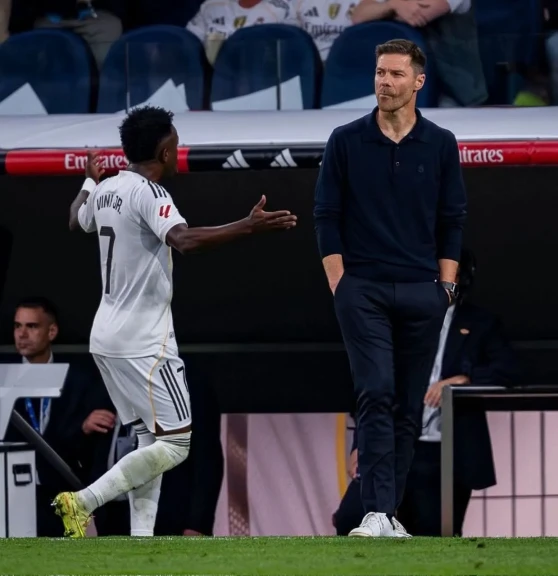 فينيسيوس جونيور يعتذر بعد حادثة الكلاسيكو ويتجاهل ذكر ألونسو فينيسيوس جونيور يعتذر بعد حادثة الكلاسيكو ويتجاهل ذكر ألونسو