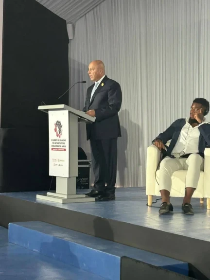 وزير الصناعة والنقل يشارك في جلسة الممرات الأفريقية المقامة وزير الصناعة والنقل يشارك في جلسة الممرات الأفريقية المقامة