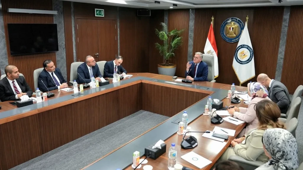 وزير البترول والثروة المعدنية يلتقي مجموعة من كوادر الإدارة المتوسطة والشابة وزير البترول والثروة المعدنية يلتقي مجموعة من كوادر الإدارة المتوسطة والشابة