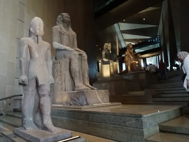 مجهود عمال نقل الآثار ودورهم في بناء المتحف المصري الكبير مجهود عمال نقل الآثار ودورهم في بناء المتحف المصري الكبير