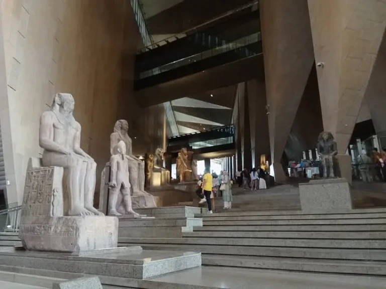 تماثيل الدرج العظيم بالمتحف المصري الكبير رحلة مهيبة لملوك مصر القديمة تماثيل الدرج العظيم بالمتحف المصري الكبير رحلة مهيبة لملوك مصر القديمة