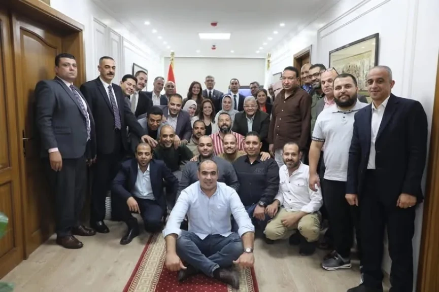 محافظ الجيزة يلتقط صورة تذكارية مع فريق العمل المشاركين في تجهيزات افتتاح المتحف المصري الكبير ويثمن جهود اللواء أحمد راشد