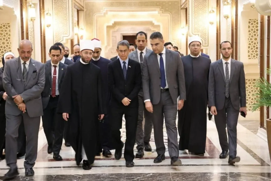 وزير الأوقاف يستقبل الوزير المكلف بالشئون الإسلامية بسنغافورة