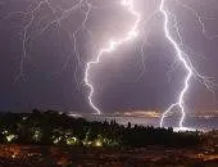 مصرع 3 أشخاص وإصابة سيدة صعقا بالكهرباء بسبب سوء الأحوال الجوية بالبحيرة