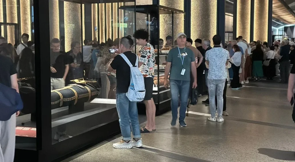 إقبال كثيف في أول أيام استقبال الجمهور بالمتحف المصري الكبير
