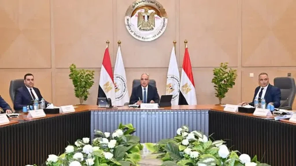 وزير الري يعقد اجتماع اللجنة العليا لتراخيص الشواطئ