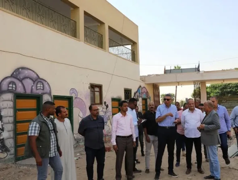 محافظ أسوان يفاجئ العاملين بمدرسة أحمد أبا زيد الرسمية للغات