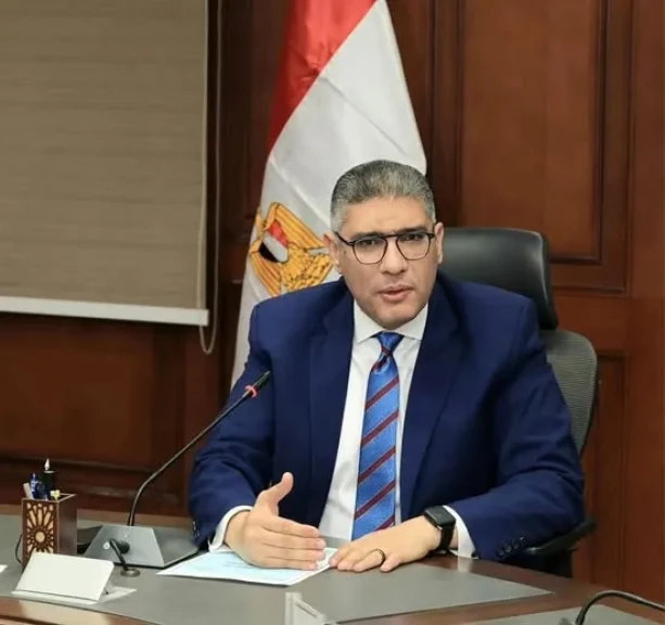 محافظ الجيزة يشهد إجراء القرعة الإلكترونية لـ١٧٠٠ مدفن جاهز بطريق الفيوم