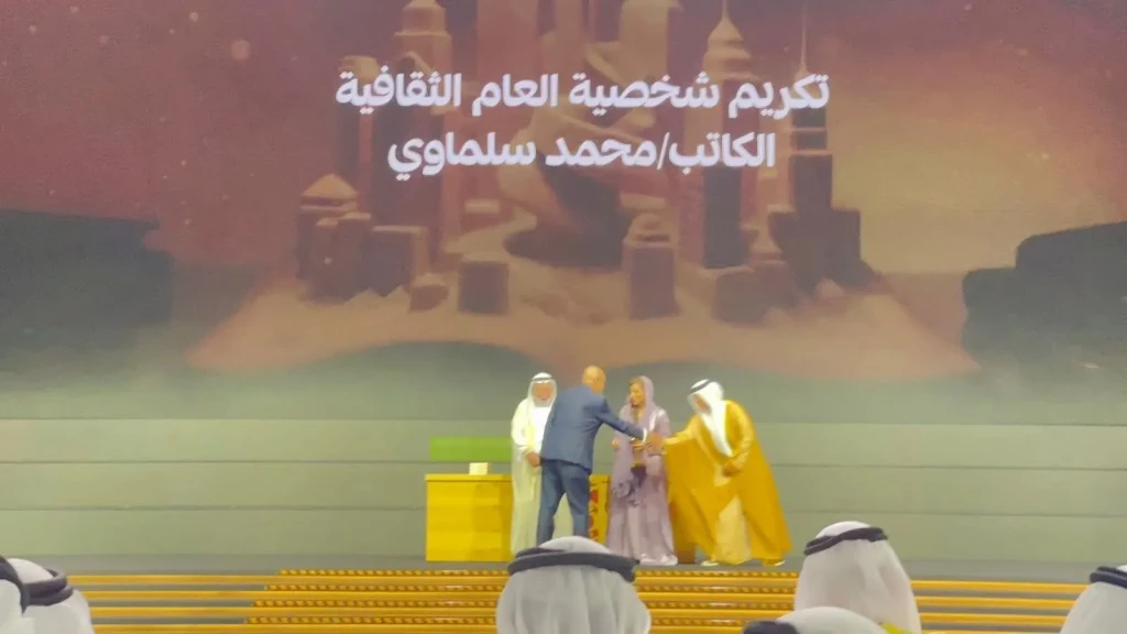 الشيخ سلطان القاسمي يتفقد جناح الهيئة المصرية العامة للكتاب