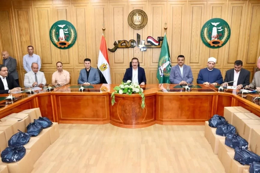 محافظ المنوفية يسلم مساعدات مالية وعينية  لـ 73 حالة إنسانية من الأسر الأولى بالرعاية