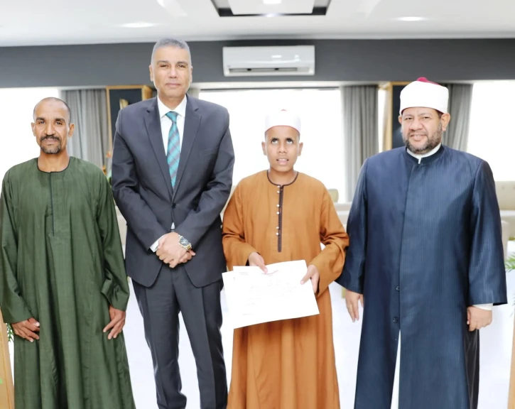 محافظ أسوان يكرم زياد خميس  لحصده المركز الأول على مستوى الجمهورية فى مسابقة القرآن الكريم