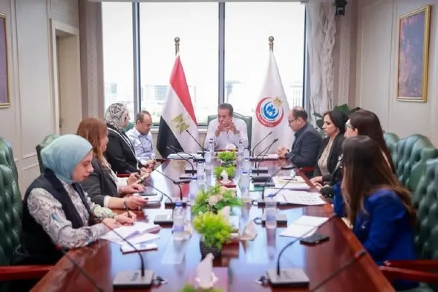 نائب رئيس الوزراء وزير الصحة يترأس اجتماعاً لتطوير خدمات العلاج الطبيعي ومعامل التحاليل بمستشفيات القطاع العلاجي