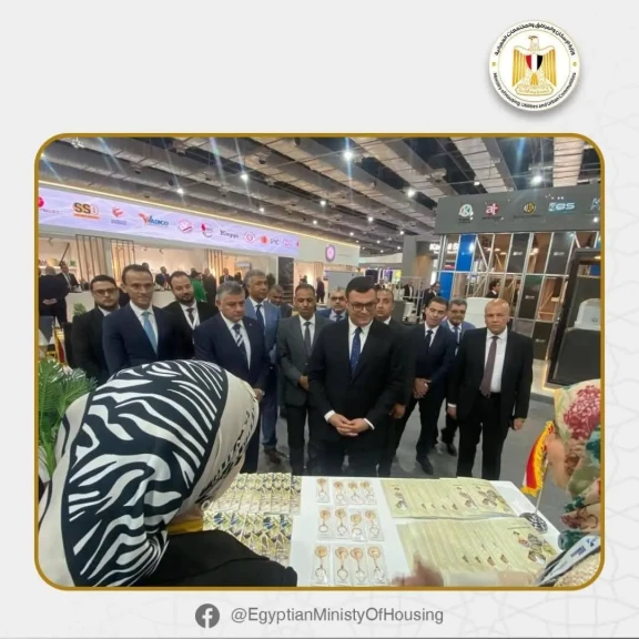 وزير الإسكان يتفقد جناح الوزارة بالمعرض والمؤتمر الدولي للنقل الذكي واللوجستيات والصناعة في دورته السادسة