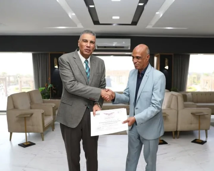 محافظ أسوان يكرم وكيل وزارة الشباب والرياضة