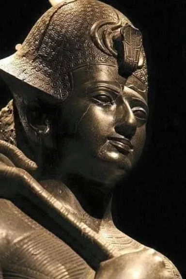 تمثال الملك رمسيس الثاني في تورينو تحفة فنّية وسياسية من مصر القديمة