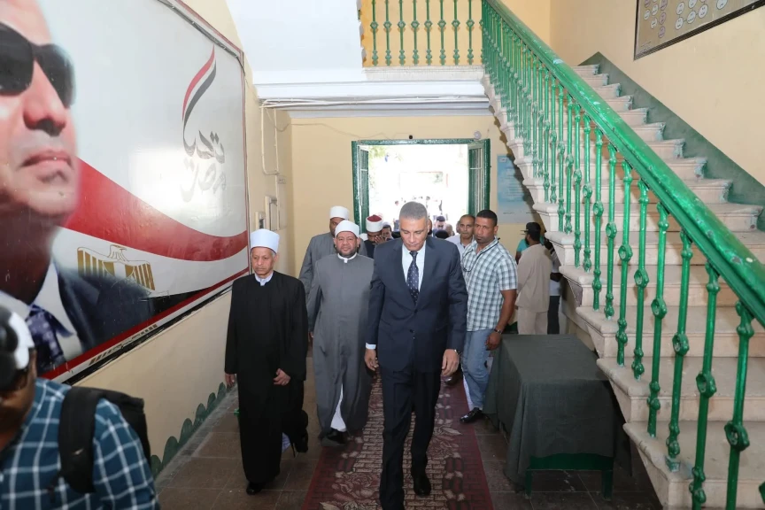 محافظ أسوان والرموز الدينية فى مظاهرة حب لحث الناخبين على المشاركة الإيجابية