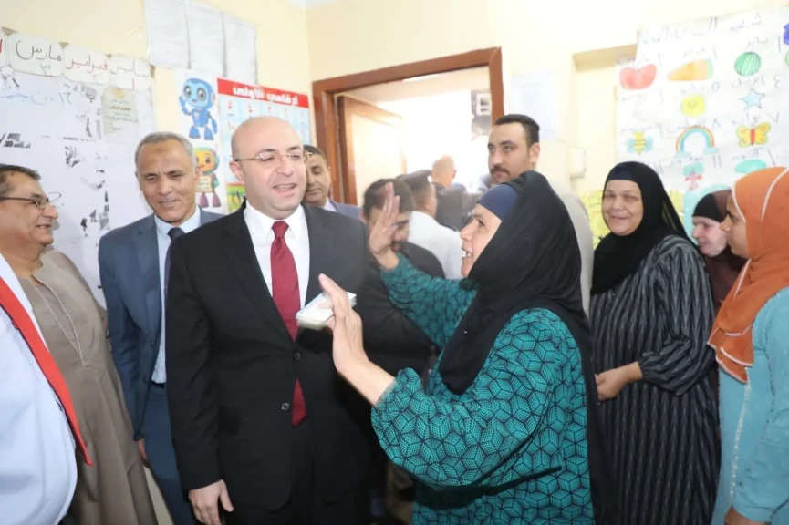 محافظ بني سويف يتابع انتظام أعمال التصويت خلال تفقده عددا من اللجان