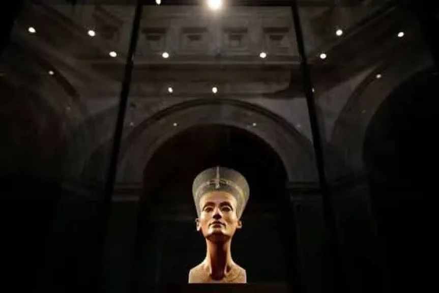 تمثال نفرتيتي أيقونة الجمال الخالدة في متحف برلين وقصة اكتشافها