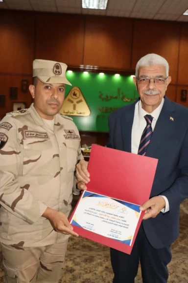رئيس جامعة المنوفية يكرم مدير إدارة التربية العسكرية
