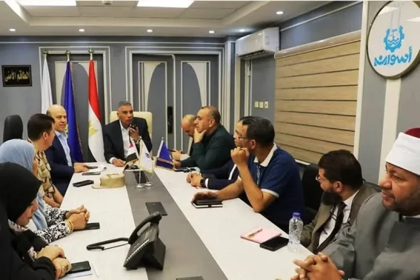 محافظ أسوان يتابع إغلاق صناديق الإقتراع داخل 190 لجنة إنتخابية بمختلف المراكز والمدن