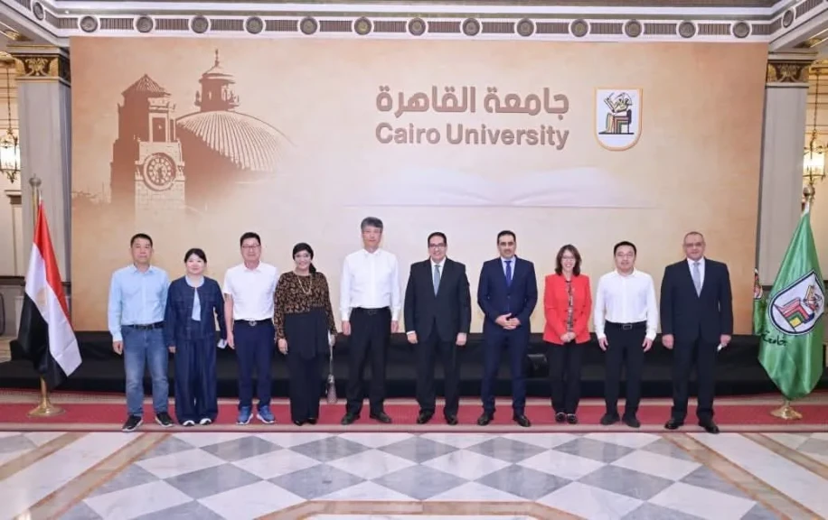 رئيس جامعة القاهرة يستقبل رئيس جامعة نانجينغ للتربية الخاصة بالصين