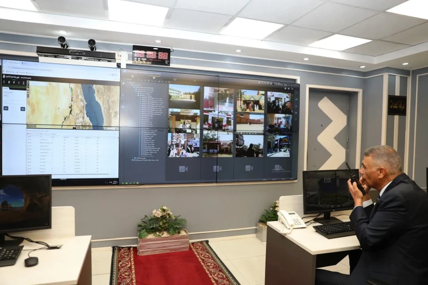 محافظ أسوان يتابع من مركز السيطرة إنتظام فتح جميع اللجان الإنتخابية