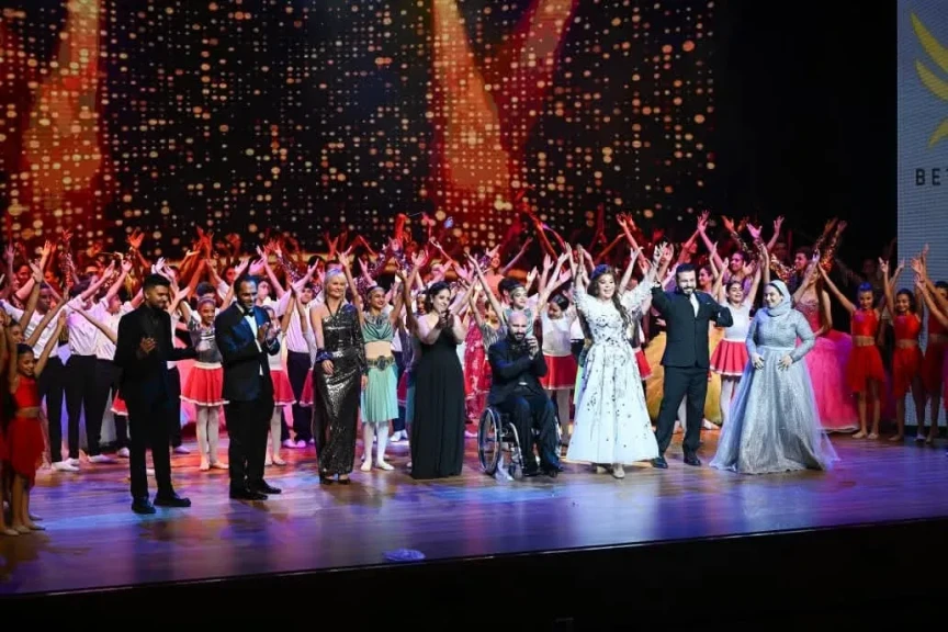 في حفل تكريم الامراء وصناع ”الجراند بول” .. صفاء ابو السعود تتألق فى اوبرا العاصمة الجديدة باستعراضات غنائية مع بطلة ”جيمس بوند” والايطالى مارتيلو