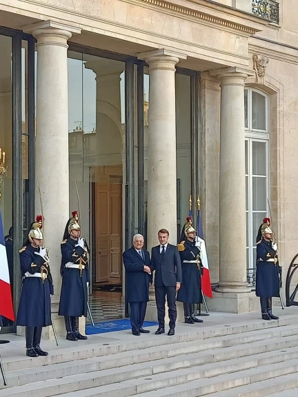 الرئيس الفرنسي يستقبل الرئيس الفلسطيني في قصر الإليزيه