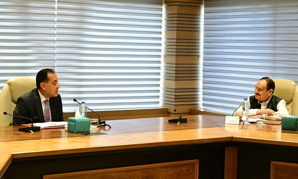 رئيس الوزراء يلتقى وزير الصحة والكيماويات والأسمدة الهندي