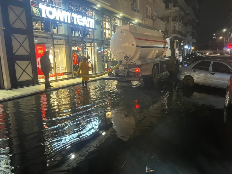 بالتزامن مع حالة الطقس غير المستقرة.. الأجهزة التنفيذية بأحياء بورسعيد تواصل جهودها الميدانية لشفط وكسح مياه الأمطار