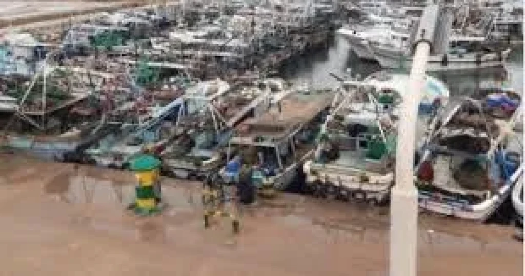 توقف حركة الملاحة والصيد بميناء البرلس لسوء الأحوال الجوية