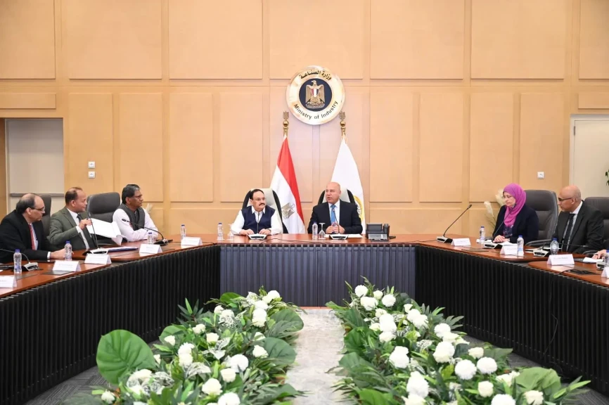 وزير الصناعة والنقل يبحث مع وزير الصحة والكيماويات والأسمدة الهندي سبل تعزيز التعاون المشترك