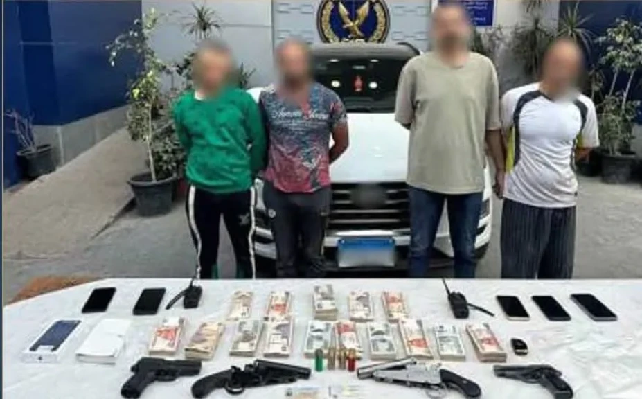 الداخلية:ضبط المتهمين بسرقه أحد الأشخاص تحت تهديد السلاح بالقاهرة