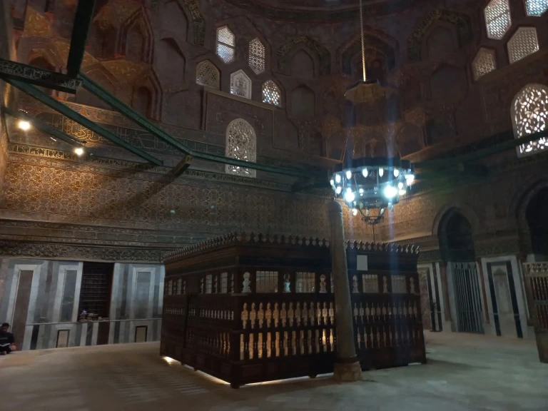 حراسة القداسة وروحانية التاريخ حول جبانة الإمام الشافعي