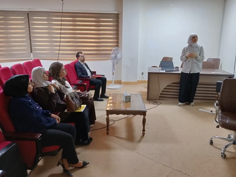 محاضرة علمية في كلية طب المستنصرية ببغداد عن العلاج بالعاثيات