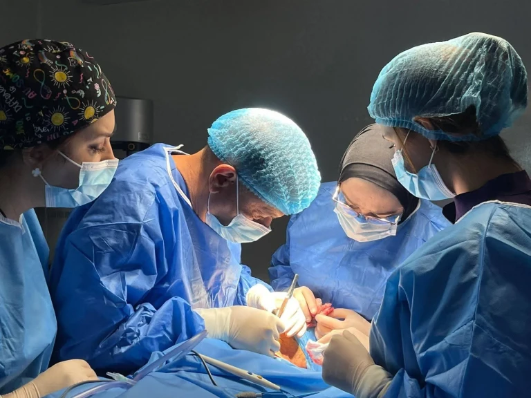 تدريسي في كلية طب المستنصرية ببغداد يقوم باجراء عملية معقدة لرفع الحنجرة والغدة الدرقية لمريض في مستشفى اليرموك التعليمي