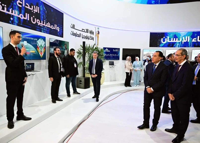 رئيس الوزراء يناقش عدداً من خريجي مبادرات وزارة الاتصالات وأصحاب الشركات الناشئة حول مشروعاتهم