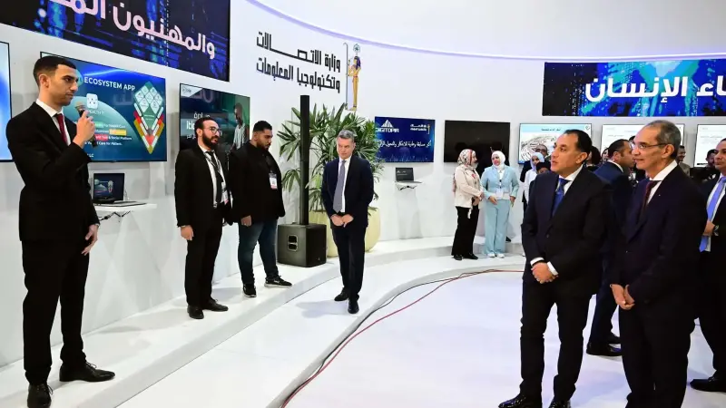 رئيس الوزراء يناقش عدداً من خريجي مبادرات وزارة الاتصالات وأصحاب الشركات الناشئة حول مشروعاتهم