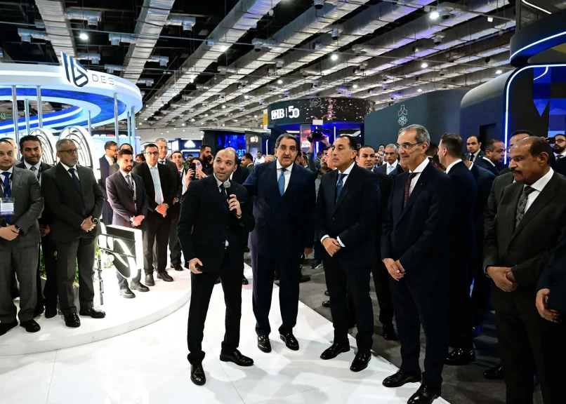 رئيس الوزراء يتفقد أجنحة الجهاز القومي لتنظيم الاتصالات والشركة المصرية للاتصالات والهيئة القومية للبريد