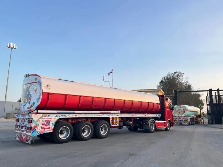 قافلة «زاد العزة» الـ75 تدخل إلى الفلسطينيين بقطاع غزة