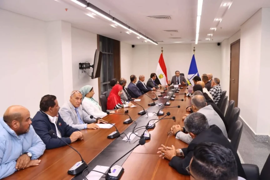 محافظ دمياط يعقد اجتماعًا موسعًا لدعم الأندية الرياضية وتعزيز الاستثمار الرياضي بالمحافظة