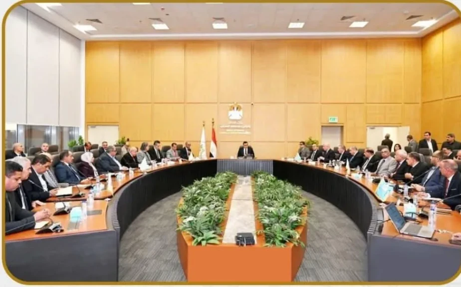 وزير الإسكان يعقد اجتماعاً مع رئيس الشركة القابضة لمياه الشرب والصرف الصحي